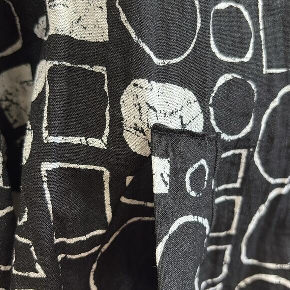 Habitat women’s XL Black and White Geometric button up top - Picture 4 of 6
